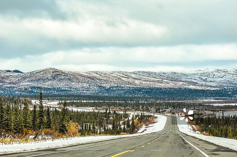 沿着阿拉斯加公路旅行图片素材