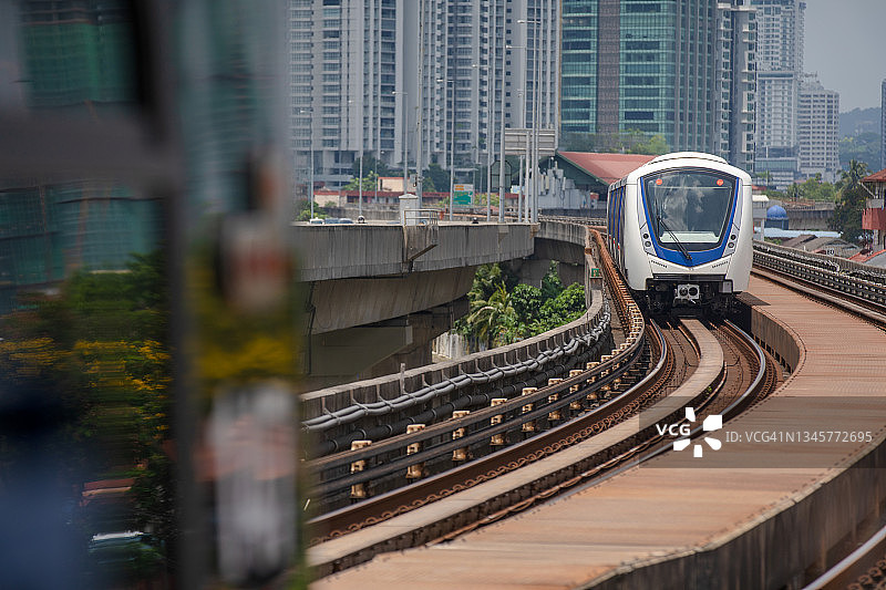 高架轨道上的电力火车图片素材