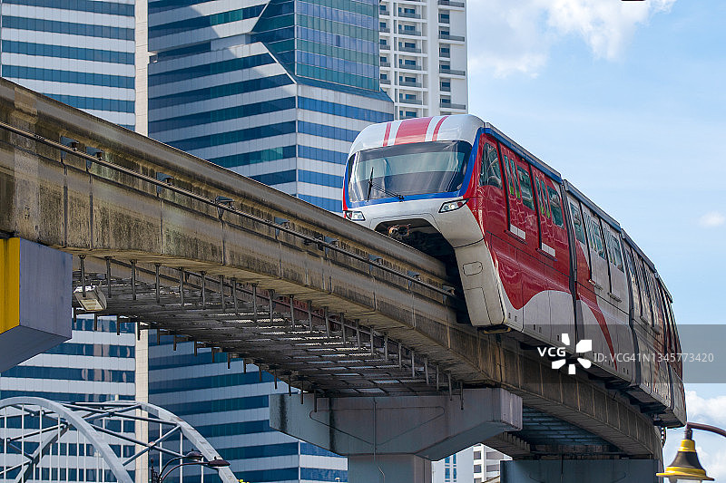 城市高架轨道上的电力火车图片素材