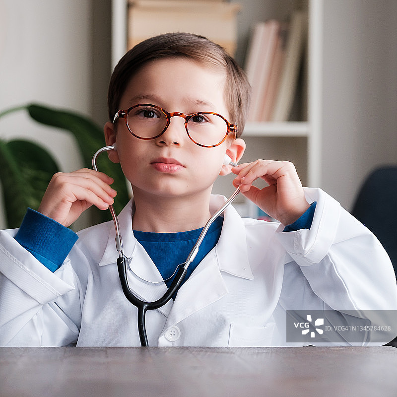 扮演医生的可爱孩子图片素材