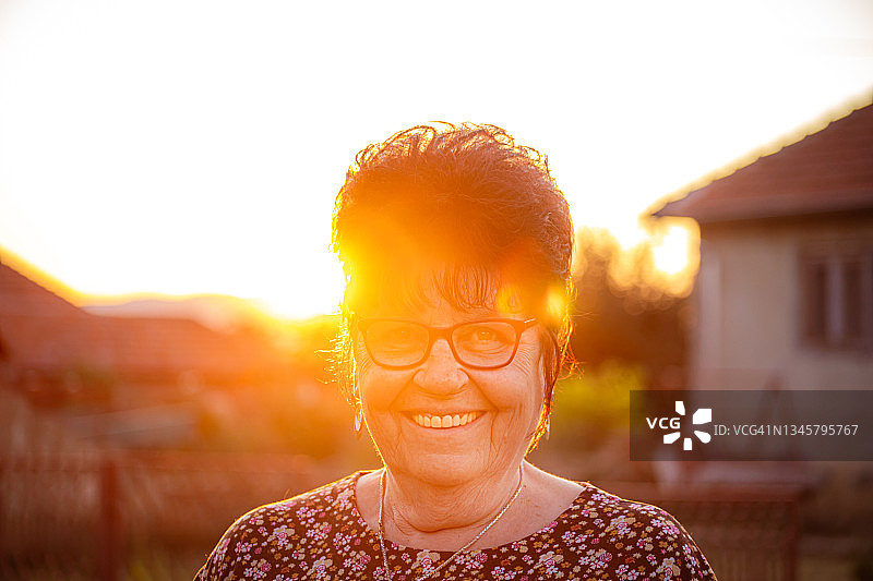 无忧无虑的老年妇女肖像图片素材