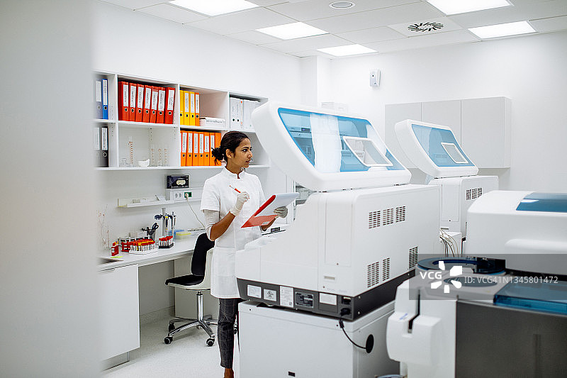 在实验室工作的科学家图片素材