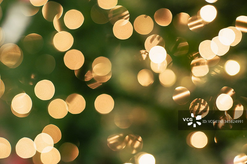 圣诞新年节日背景：圣诞树上的光晕散景图片素材