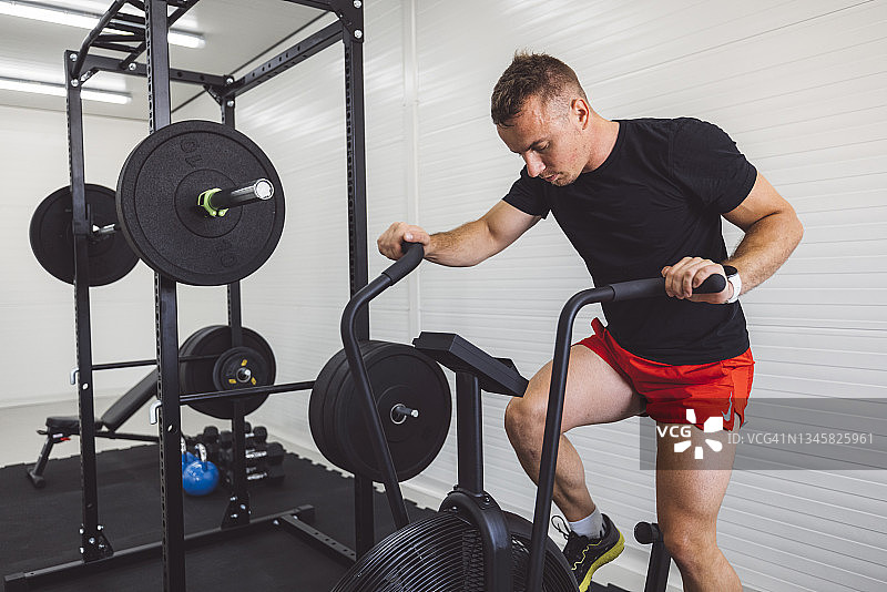 动感单车有氧运动图片素材