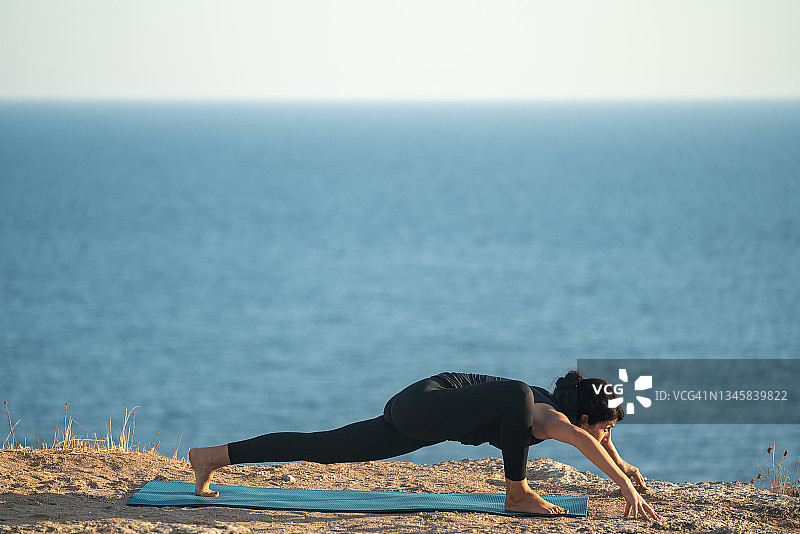 成年女性户外瑜伽练习照片图片素材