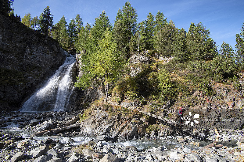 在意大利瀑布附近的藏族桥上的女孩图片素材