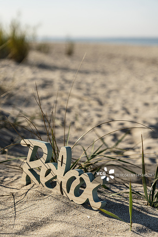 沙滩上木制字母拼出的“Relax”字样图片素材