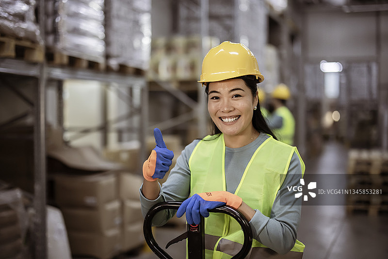 我的仓库是一台运转良好的机器图片素材