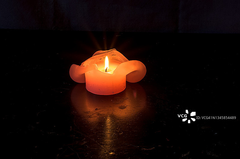 黑色背景上的燃烧蜡烛，留白区域图片素材