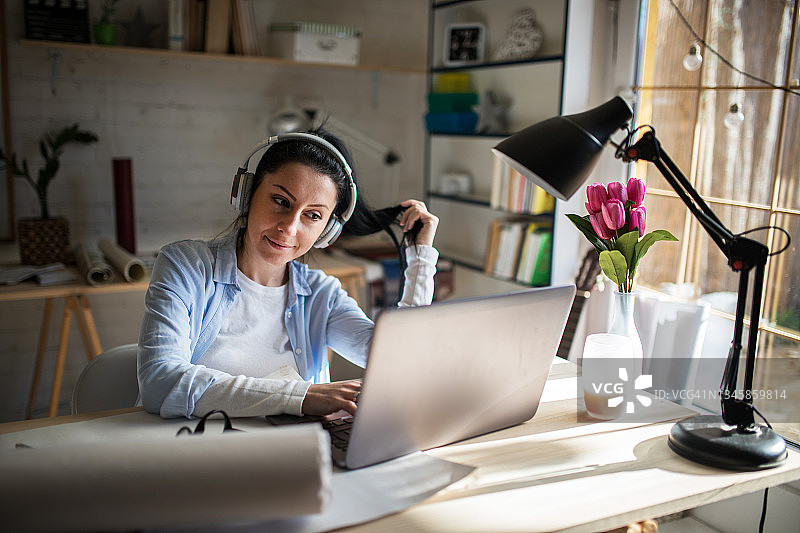 年轻女性在家工作图片素材