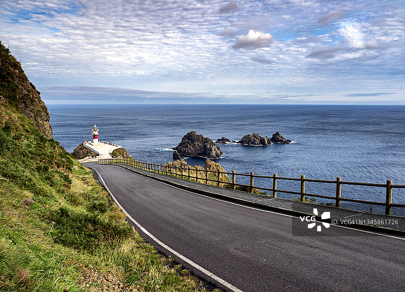 通往灯塔的海边公路图片素材