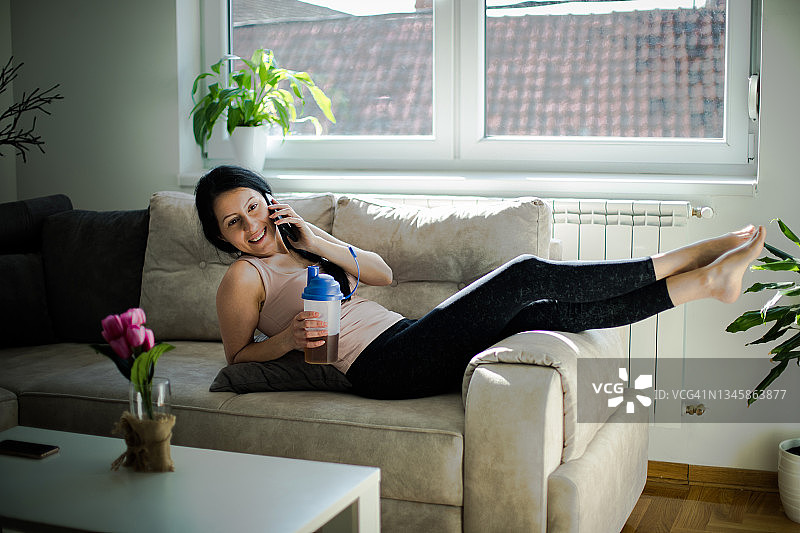 女人在剧烈运动后躺在沙发上休息图片素材