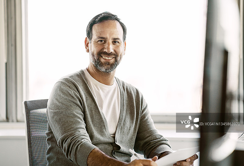 办公桌前自信成熟的商人肖像图片素材