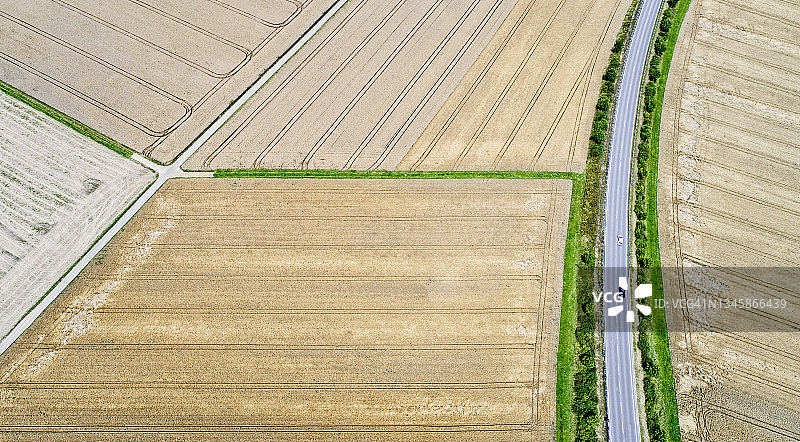 从上方看到的穿过农田的公路图片素材