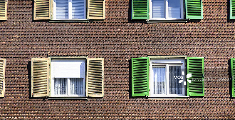 带有不同木制百叶窗的窗户图片素材