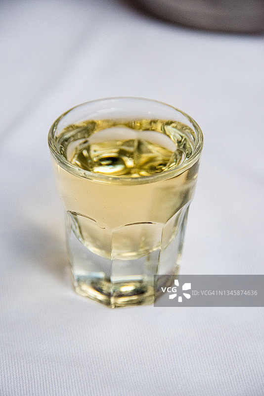 一杯拉基亚酒图片素材