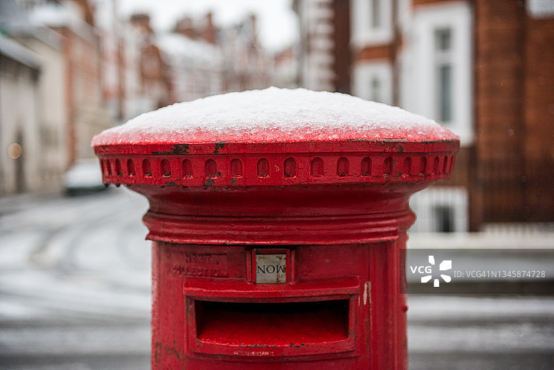 被雪覆盖的红色邮箱图片素材
