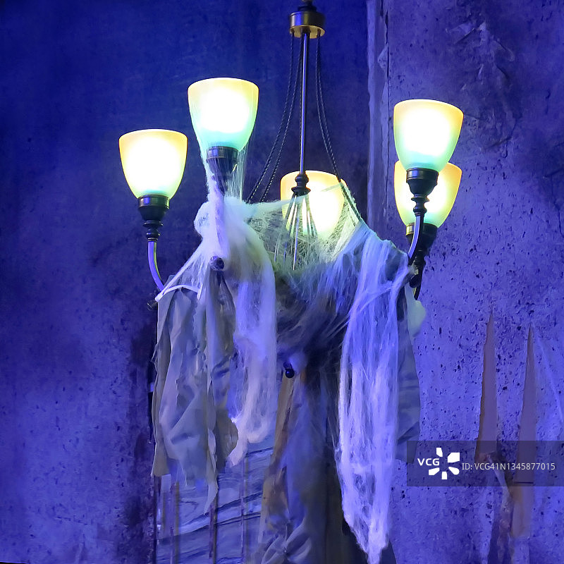 万圣节装饰的鬼屋内部图片素材