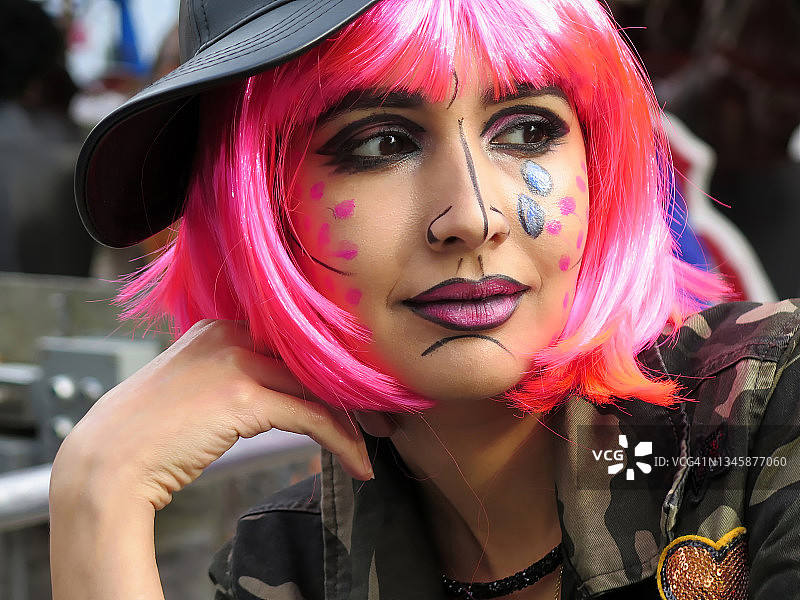 万圣节戴着红色假发的美丽性感女人肖像图片素材