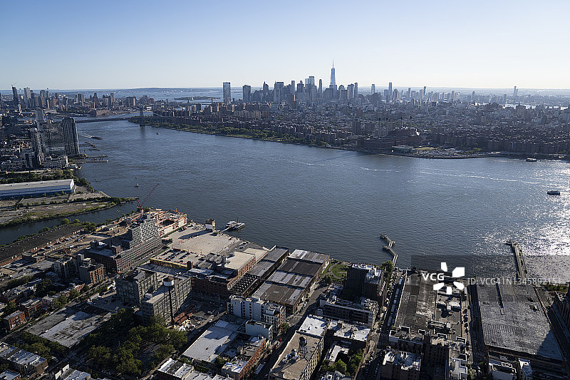 晴朗的阳光明媚的日子，飞越长岛市，可欣赏曼哈顿下城的景色航拍照片图片素材