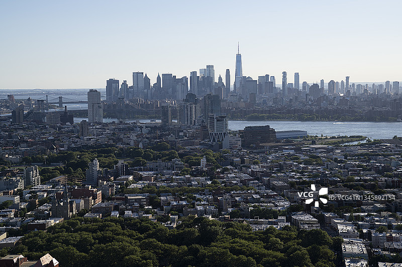 晴天飞越布鲁克林绿点，远处是曼哈顿的航拍照片图片素材