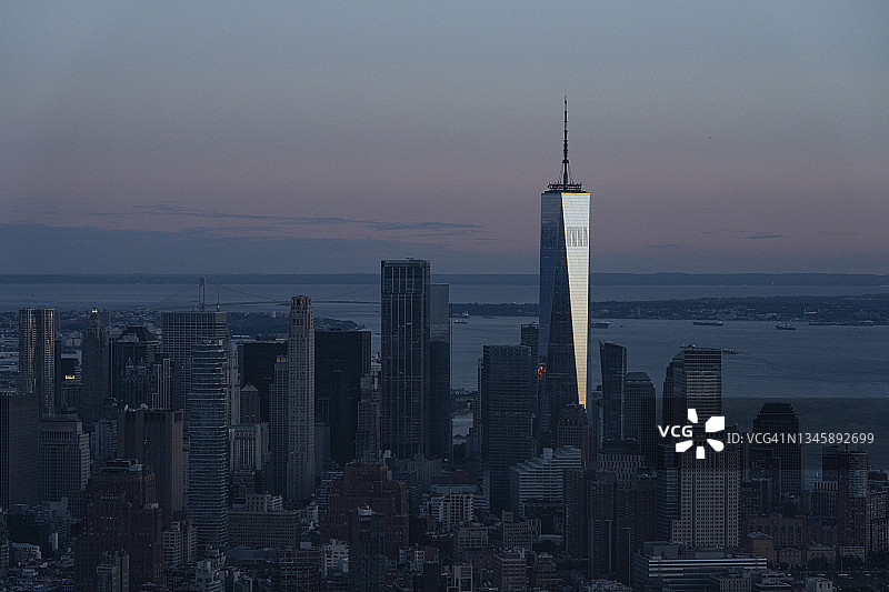 纽约市曼哈顿下城日落后的航拍照片图片素材