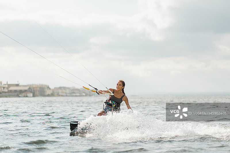 享受风筝冲浪的年轻女子图片素材