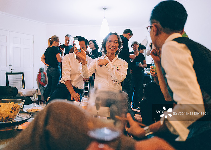 与多种族朋友的家庭派对图片素材