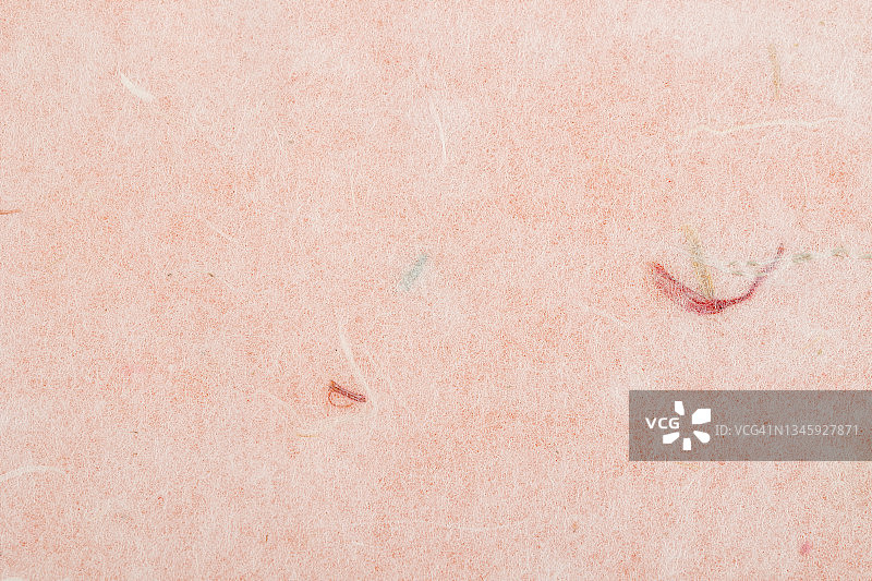 浅灰橙色桑蚕纸纹理背景，手工回收花叶纸背景图片素材