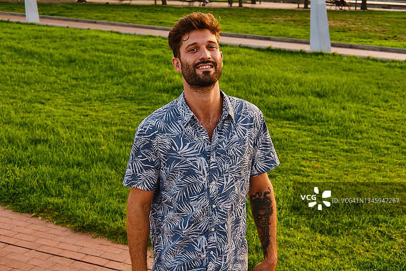 在户外看镜头的年轻男人图片素材