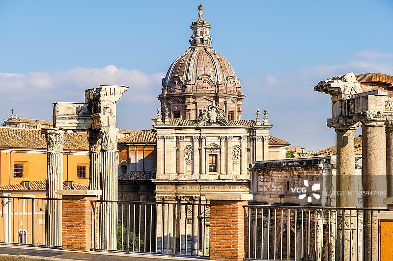 从卡比托利欧山上眺望圣卢卡和马蒂娜巴洛克教堂及古罗马广场遗址图片素材