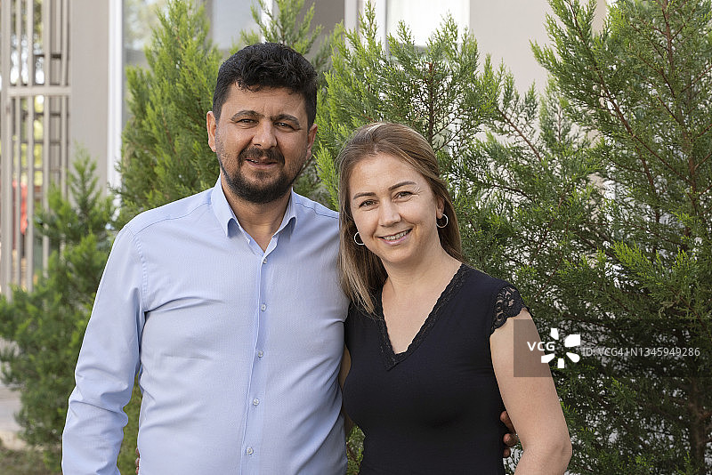 看着镜头的土耳其恩爱夫妻图片素材