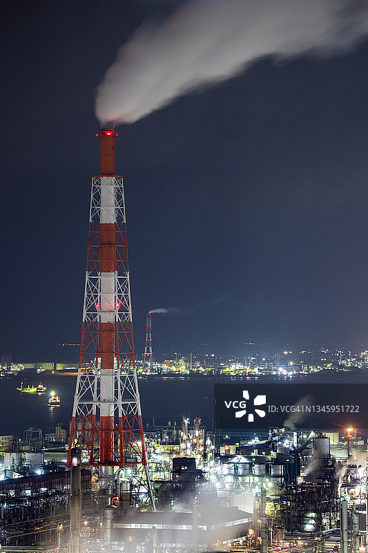 四日市工业区夜间烟雾塔图片素材