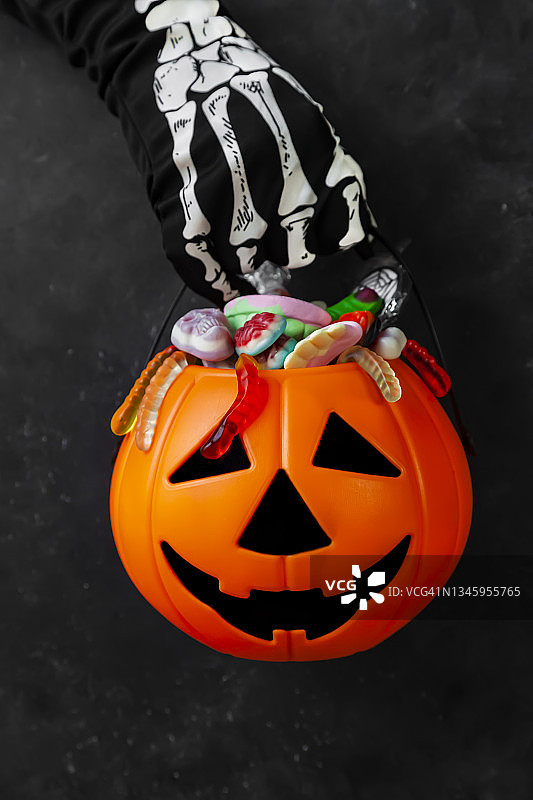 万圣节糖果桶与骷髅手图片素材
