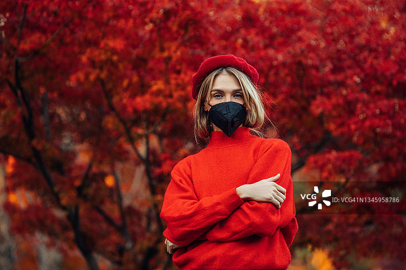 戴着防护面罩的女人图片素材