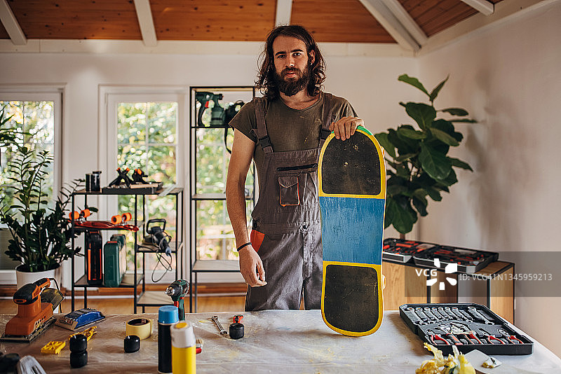 在工作室修理滑板的男人图片素材