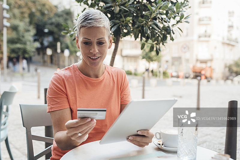 在咖啡馆在线购物的女子图片素材