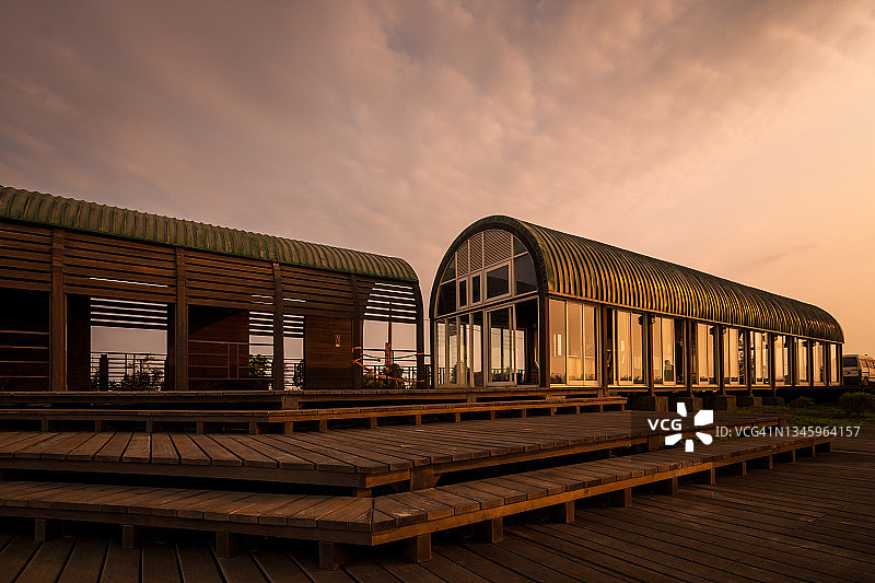 日落时分的泻湖图片素材