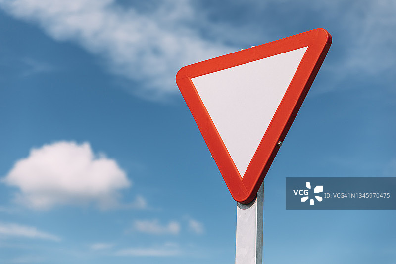 蓝天下的让行标志图片素材