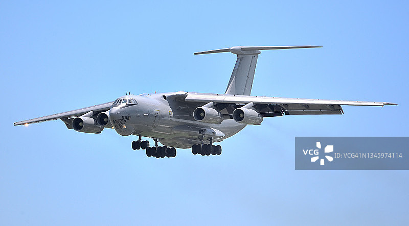 俄制军用运输机着陆侧视图图片素材