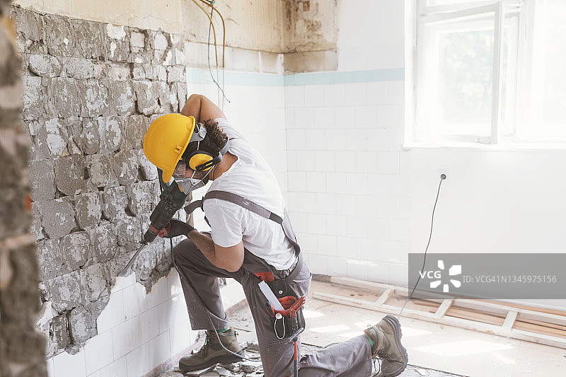 工人使用冲击钻图片素材