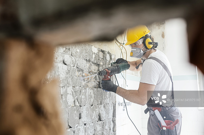 工人使用冲击钻图片素材