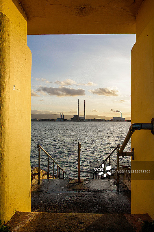 都柏林Dollymount Strand的Poolberg烟囱图片素材