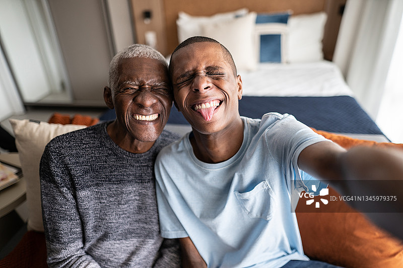 祖孙俩在家自拍图片素材