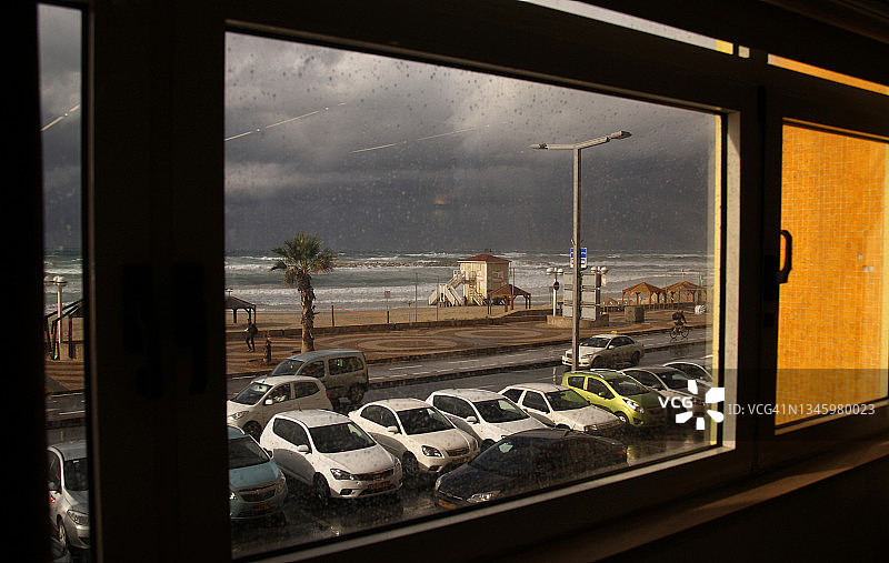 雨天透过窗户看到的特拉维夫海滩长廊图片素材
