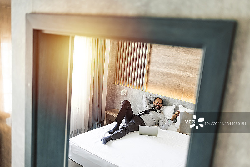 新冠疫情封锁期间的视频通话商务会议图片素材