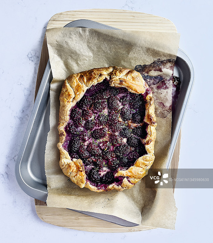 羊皮纸上的黑莓馅饼图片素材