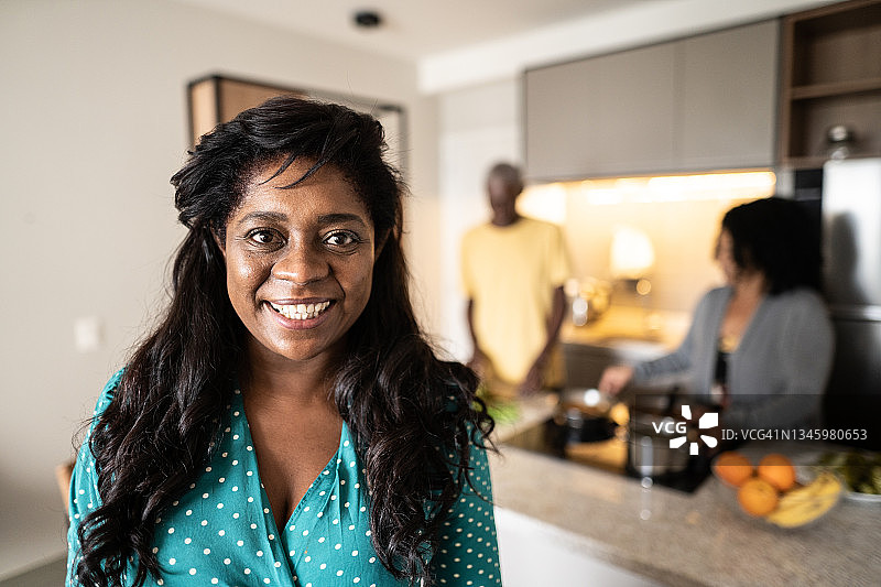 家人烹饪时在家中的中年妇女肖像图片素材
