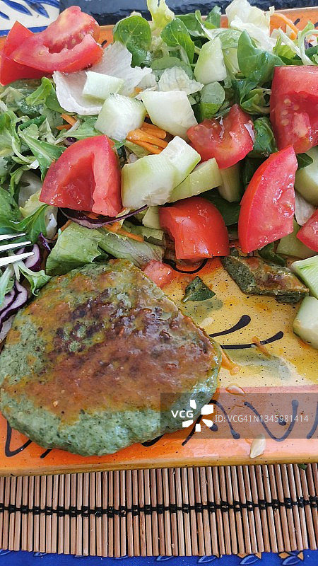 土耳其和菠菜汉堡配沙拉图片素材