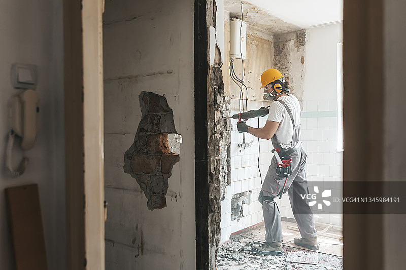 工人使用冲击钻图片素材